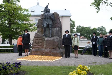 Saaremaa naiskodukaitsjad süütasid leinapäeval 618 küünalt