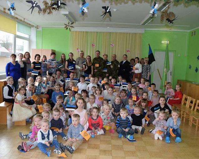 „Päikesejänku“ lasteaias Eesti Vabariigi sünnipäeva tähistamas