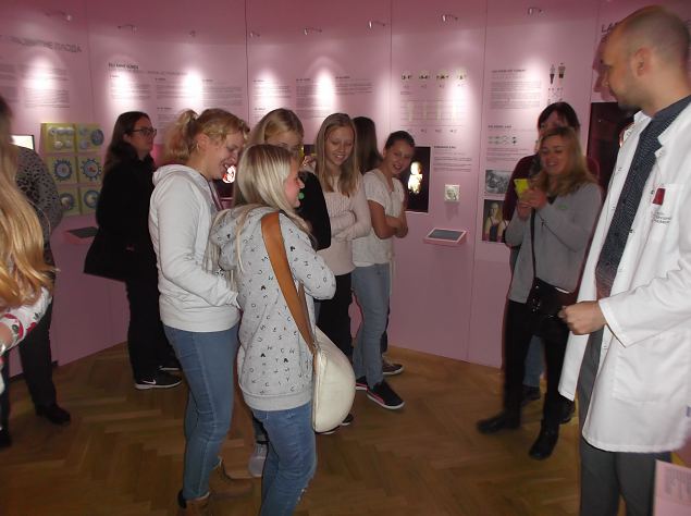 Orissaare naiskodukaitsjad ja kodutütred käisid ühisel õppereisil Eesti Tervishoiu muuseumis