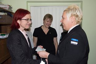 Saaremaa naiskodukaitsjad andsid Saaremaa vähiühingule üle 620 eurot