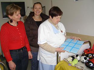 Rapla naiskodukaitsjad valmistasid mänguasju haigla lasteosakonnale