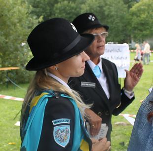 Naiskodukaitse Eesti iseseisvuse taastamise perepäeval Tallinna Teletorni juures
