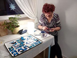 Väike-Maarja naiskodukaitsjad kingivad vabariigi juubeli puhul koostööpartneritele 100 sini-must-valget liblikamärki