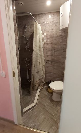 Tuba nr 2 - WC dushinurga ja kraanikausiga 