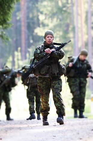 Saaremaa naised võidutsesid Naiskodukaitse koormusmatkal