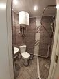 Võsu maja fotogalerii Tuba nr 3 - WC dushinurga ja kraanikausiga 