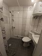 Tuba nr 1 | Võsu maja fotogalerii Tuba nr 7 - WC dushinurga ja kraanikausiga 