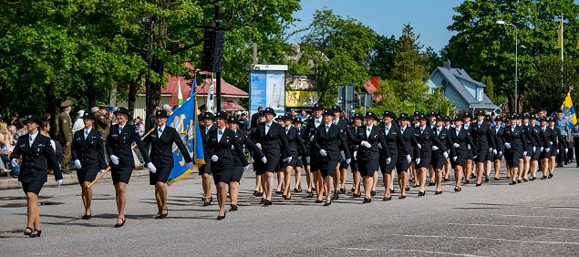 Naiskodukaitse kompanii 2015. aasta Võidupüha paraadil Kärdlas. Foto: Argo Nurs 